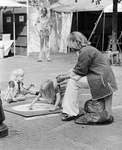 102489 Afbeelding van de 24e Kunstmarkt op het Janskerkhof te Utrecht, met enkele met krijt tekenende kinderen.